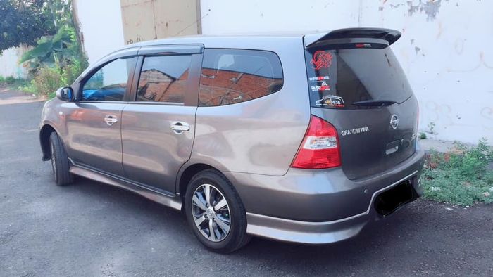 Ingin cepat laku, wanita ini jual mobil beserta dirinya dengan memasang iklan melalui forum jual beli kendaraan di Facebook.