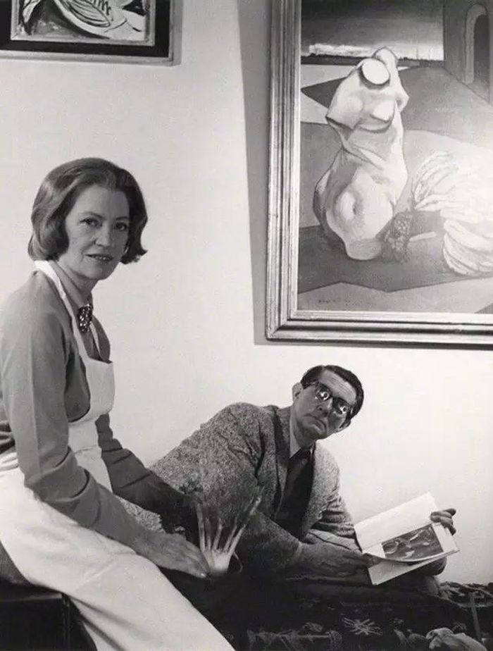 Bersama dengan suaminya Roland dia menjalani hidup sederhana.