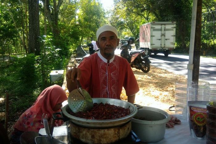 Sukir dan Suliani Menjajakan Belalang Goreng di Jalan Yogyakarta-Wonosari tepatnya di Hutan Tleseh, Playen
