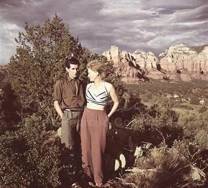 Dia menikah dengan Roland.