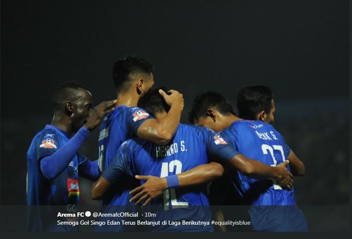 Arema FC menekuk Persela Lamongan berkat dua gol penentu Dedik Setiawan pada duel Liga 1 di Kanjuruhan, 27 Mei 2019.