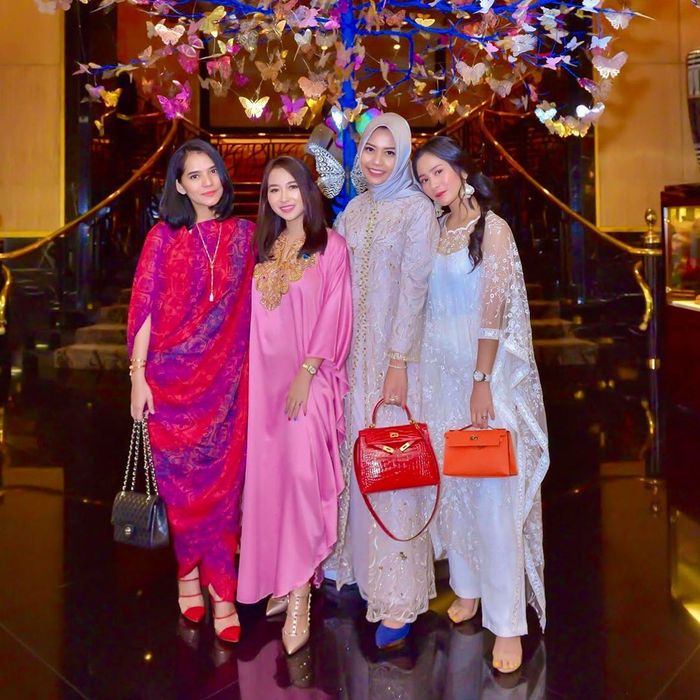 Bunga Zainal berfoto di salah satu sudut Hotel Mulia Senayan