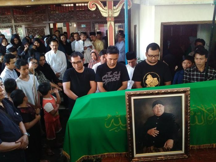 Suasana pemakaman ayah Mayangsari.