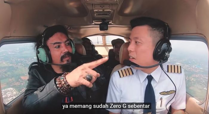 Tangkapan layar video saat Vincent Raditya mengajak Limbad merasakan Zero Gravity.