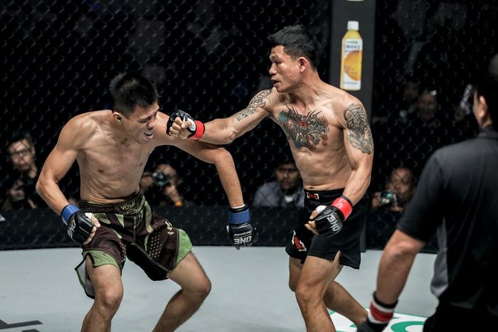 Atlet ONE Championship asal Indonesia, Egi Rozten (kanan).