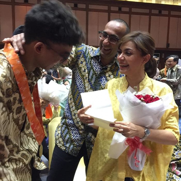 Najwa Shihab terlihat berkaca-kaca setelah membaca surat dari sang anak