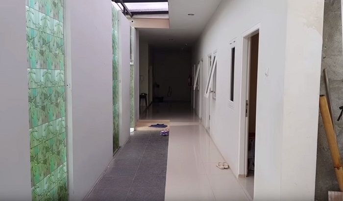 Tampilan lorong menuju ruang ART di rumah Bu Dendy