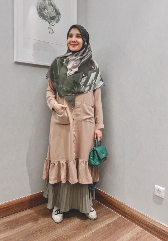 Inspirasi Padu Padan Busana Hijab dengan Rok Plisket
