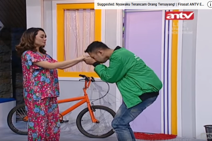 Salah satu adegan dalam video di menit 4:30 saat Raffi Ahmad mencium tangan Zaskia Gotic yang dipermalahkan oleh MUI.