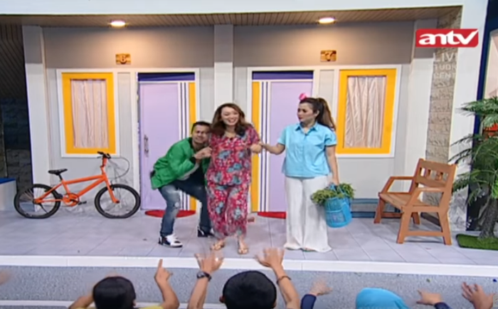 Salah satu adegan dalam video di menit 3:56 saat Raffi Ahmad mencium tangan Zaskia Gotic yang dipermalahkan oleh MUI.
