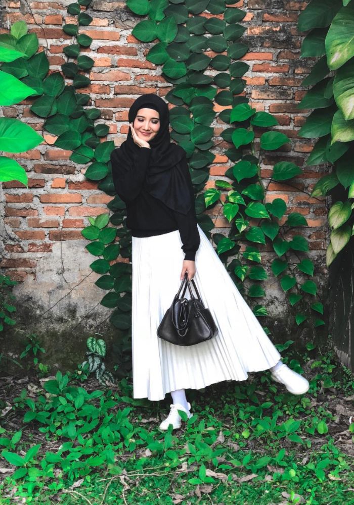 Inspirasi Padu Padan Busana Hijab dengan Rok Plisket