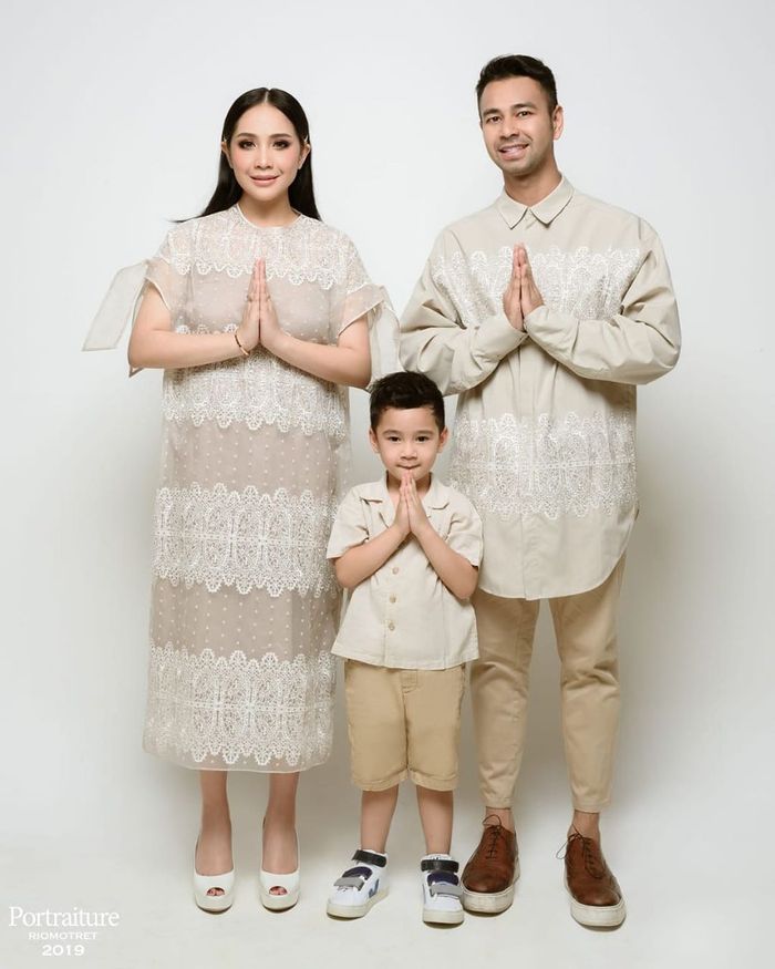 Tampil kompak saat lebaran dengan keluarga