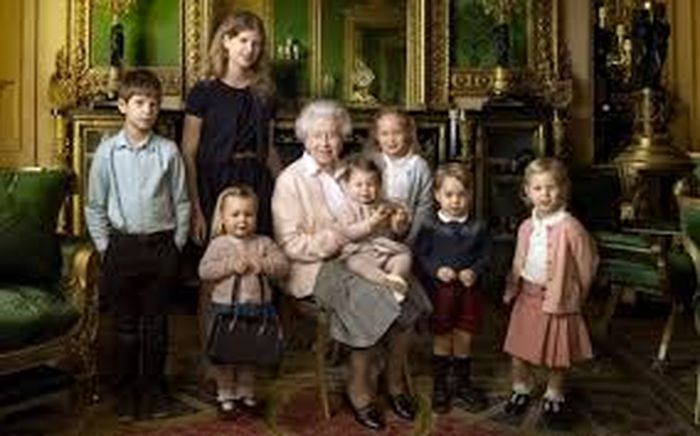 Ratu Elizabeth II dan para cicitnya