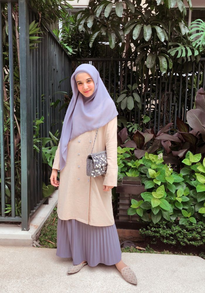 Inspirasi Padu Padan Busana Hijab dengan Rok Plisket ala 