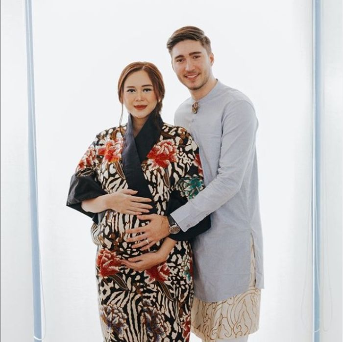 Aura Kasih dan Eryck Amaral saat acara siraman