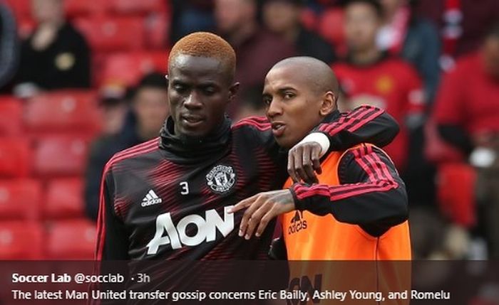 Dua pemain Manchester United, Eric Bailly dan Ashley Young