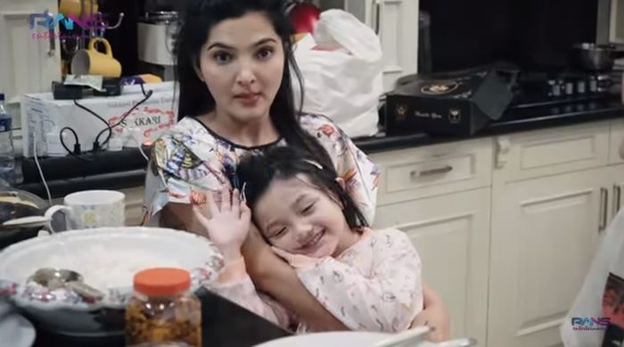 Reaksi Arsy saat ditanya ia suka pada Rafathar atau tidak