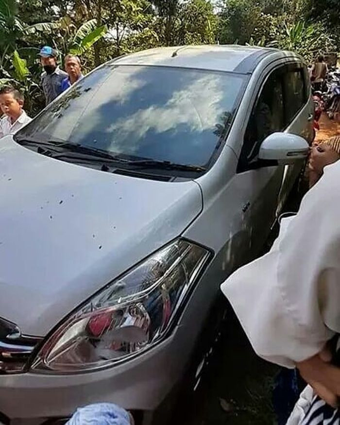 Mobil yang ditemukan warga terparkir di tengah kebun karet, ternyata sudah dicuri <a href='https://bogor.tribunnews.com/tag/maling' title='maling'>maling</a> sejak 1 bulan lalu.