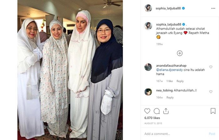 Sophia Latjuba pakai mukena