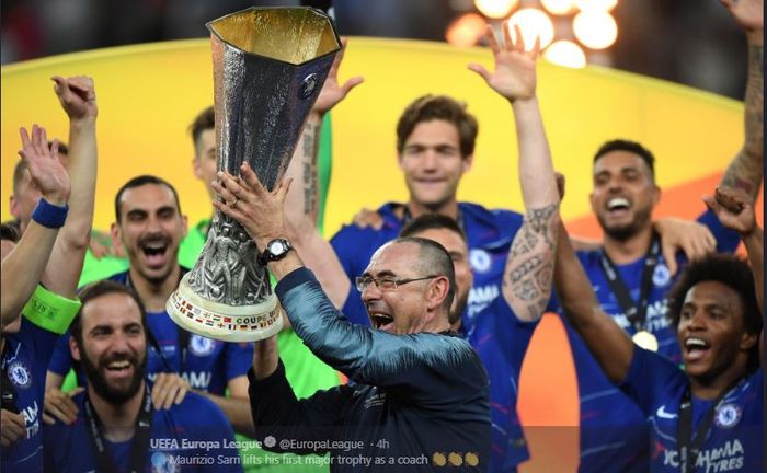 Pelatih Chelsea, Maurizio Sarri, bersama para pemainnya merayakan trofi Liga Europa setelah mengalahkan Arsenal 4-1 di Stadion Olimpiade Baku, Azerbaijan, 29 Mei 2019.