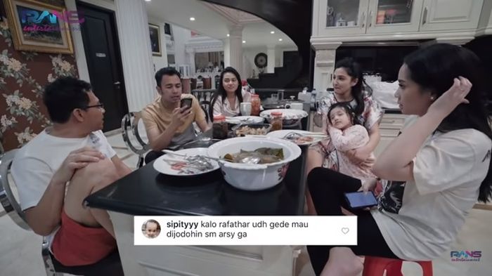 Raffi Ahmad membacakan pertanyaan netizen seputar Rafathar dan Arsy