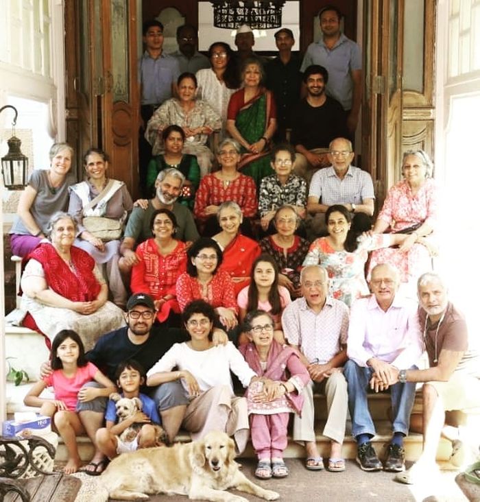 Aamiir Khan bersama keluarga besarnya.