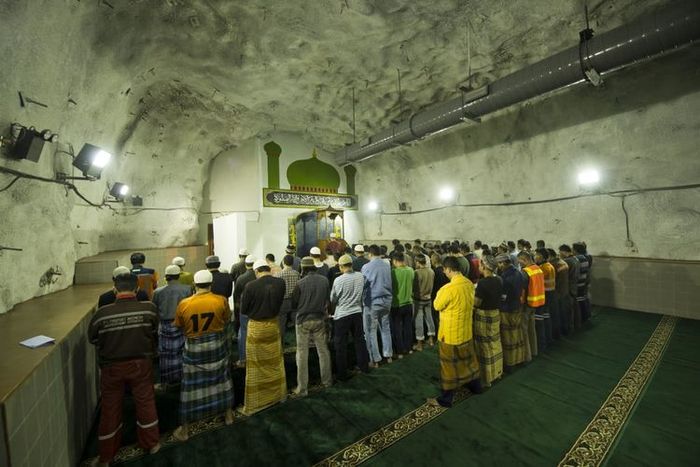 Masjid Baabul Munawwar atau masjid terdalam di dunia yang jadi tempat salat tarawih para pekerja PT Freeport.