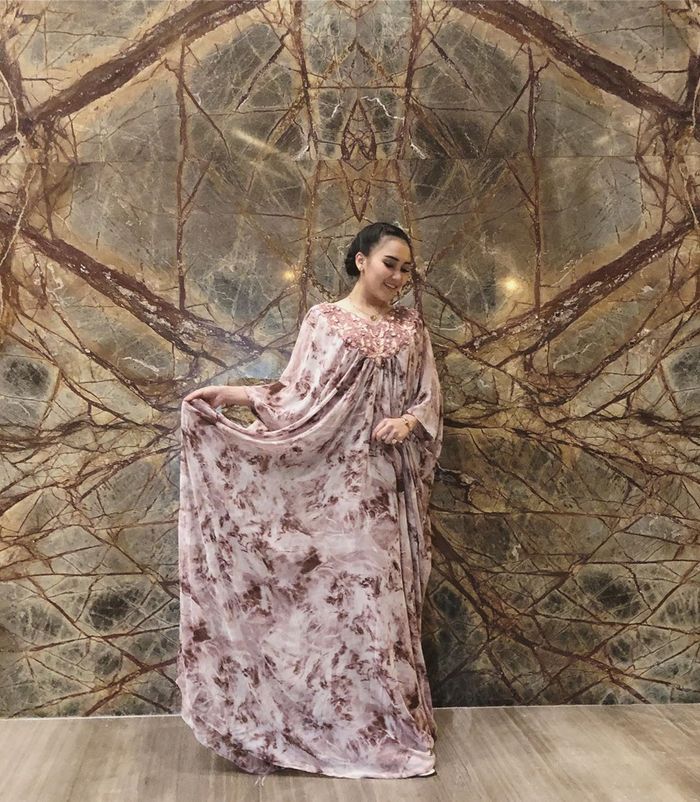 Ayu Ting Ting saat kenakan kaftan motif koleksi dari Bella Shofie yang bakal jadi tren baju lebaran 2019