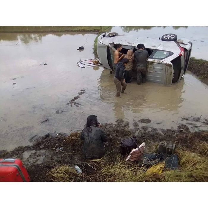 Niatnya Hendak Mudik ke Kampung Halaman, Satu keluarga di Makassar Justru Tercebur ke Sawah Penuh Lumpur