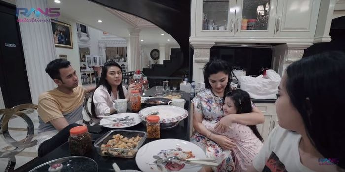 Aurel beberkan karkater bunda Ashanty di rumah