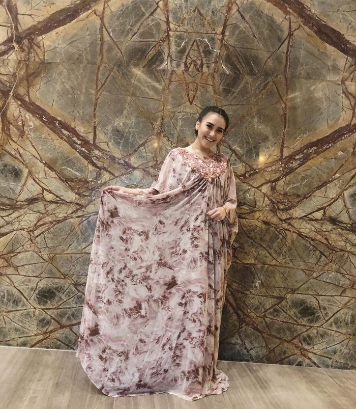Penampilan Ayu Ting Ting dengan kaftan motif yang bakal jadi tren baju lebaran 2019