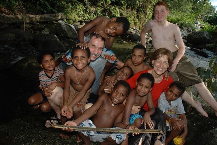 Walace Dean Wiley bersma istri dan salah seorang anaknya sedang berfoto bersama dengan delapan anak dari Kabupaten Intan Jaya pada 2008 di Kabupaten Jayapura