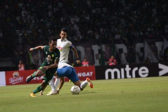 Aksi Osvaldo Haay saat membela Persebaya Surabaya melawan PSIS Semarang pada pekan ketiga Liga 1 2019 di Stadion Gelora Bung Tomo (GBT), Surabaya, Kamis (30/5/2019).