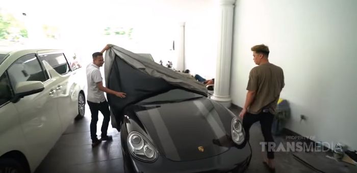 Koleksi mobil mewah Iis Dahlia