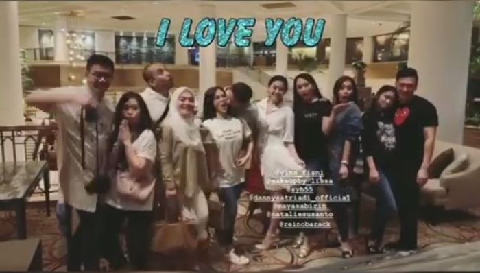 Reino mencium Syahrini