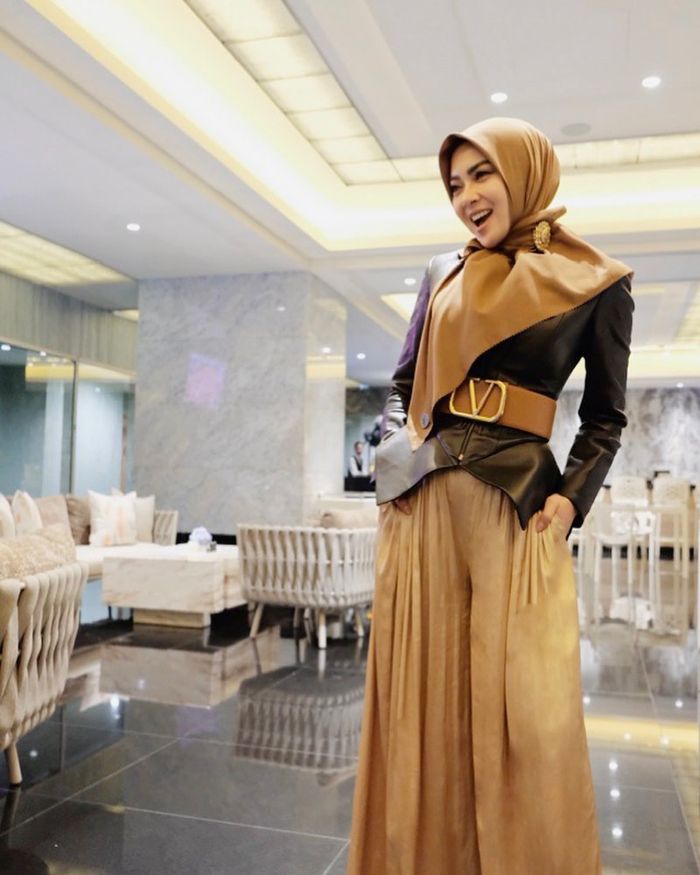 Di Balik Hijab, Syahrini Kenakan Jaket Seksi Pas Body 