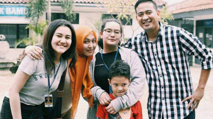 Aaliyah Massaid berfoto dengan suami baru Angelina Sondakh