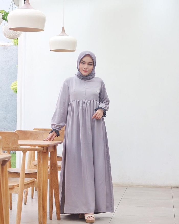 5 Dress Hijab Abuabu Modis Buat Gaya Lebaran 2022 yang Menawan