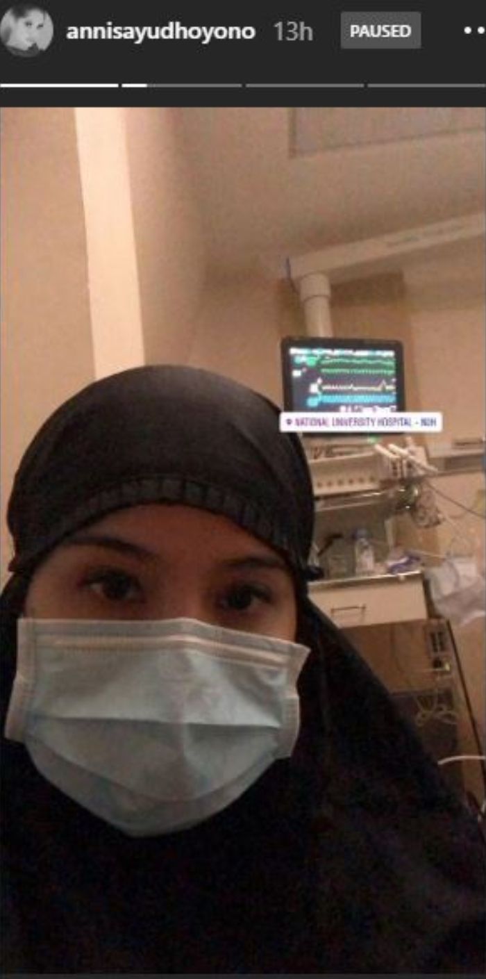 Annisa Pohan berkerudung hitam menemani Ani Yudhoyono di ICU.