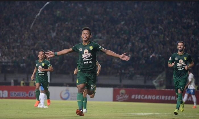 Pemain Persebaya Surabaya, Osvaldo Haay, merayakan gol yang dicetaknya ke gawang PSIS Semarang pada pekan ketiga Liga 1 2019 di Stadion Gelora Bung Tomo (GBT), Surabaya, Kamis (30/5/2019).