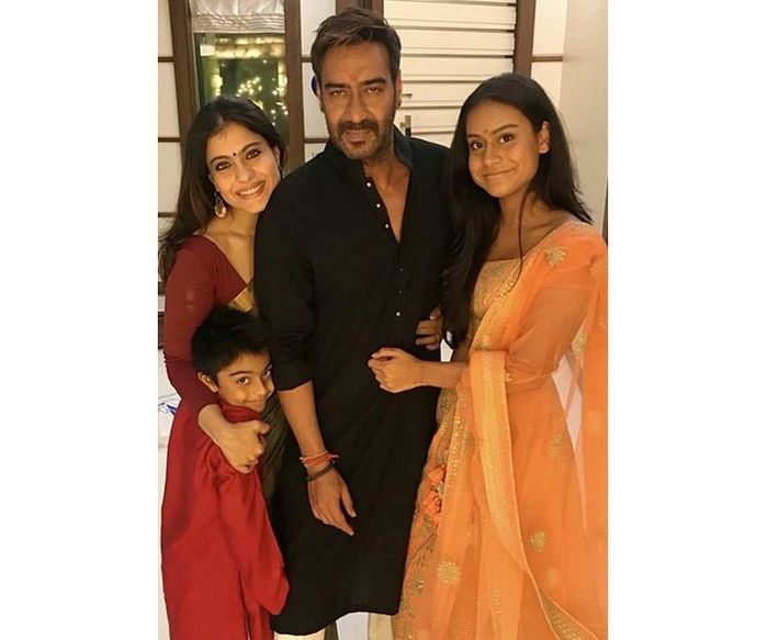 Kajol dan Nysa Devgan dengan pakaian khas India