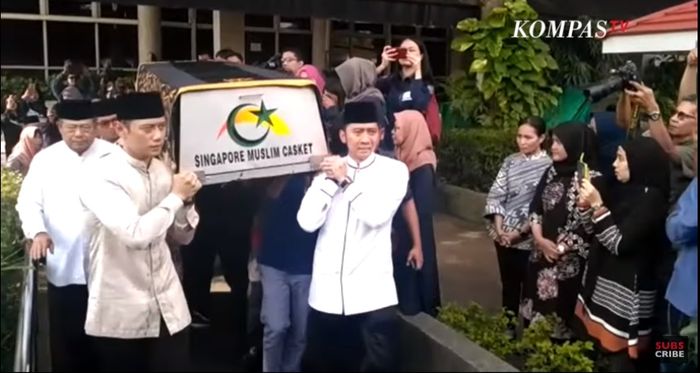 SBY, AHY, dan Ibas, mengantarkan peti jenazah Ani Yudhoyono menuju masjid di KBRI Singapura, Sabtu (1/6/2019).