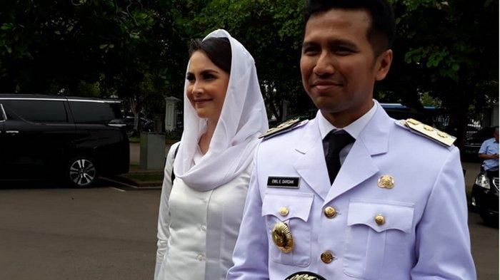 Arumi Bachsin saat mendampingi Emil Dardak di hari pelantikan Gubernur dan Wakil Gubernur Jawa Timur.

