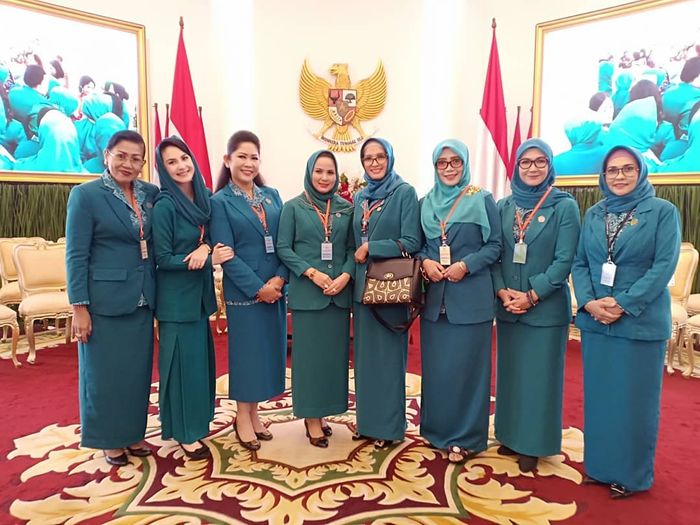 Arumi Bachsin bersama para ibu-ibu PKK seluruh Indonesia.

