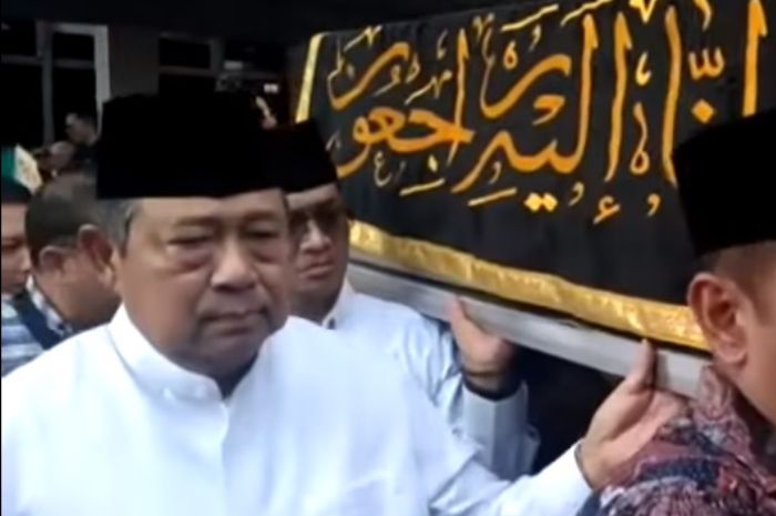Susilo Bambang Yudhoyono (SBY), ikut angkut peti jenazah istri tercintanya, Ani Yudhoyono.