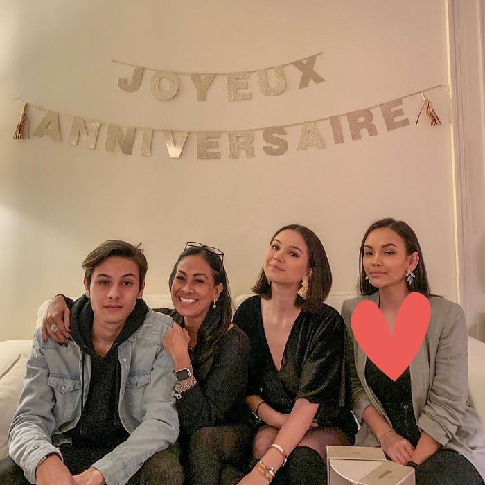 Risa Dewi bersama anak-anaknya, termasuk Alyssa Daguise.