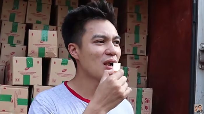 Baim Wong tanpa sadar menyantap wafer padahal sedang berpuasa