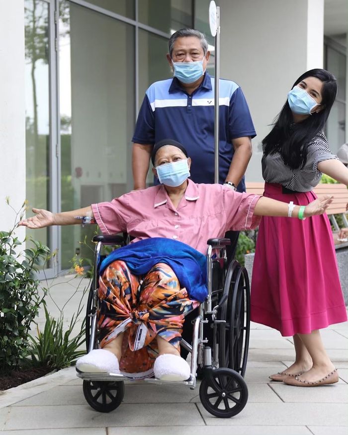Annisa Pohan dan SBY menemani <a href='https://batam.tribunnews.com/tag/ani-yudhoyono' title='Ani Yudhoyono'>Ani Yudhoyono</a> yang untuk pertama kalinya dalam 3 bulan boleh menghirup udara segar di luar rumah sakit.