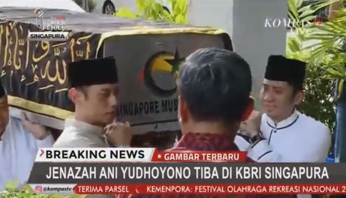 AHY dan EBY mengangkat peti jenazah <a href='https://lampung.tribunnews.com/tag/ani-yudhoyono' title='Ani Yudhoyono'>Ani Yudhoyono</a>. 