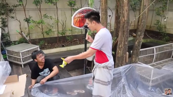 Baim berusaha menawarkan wafer pada salahs atu kru